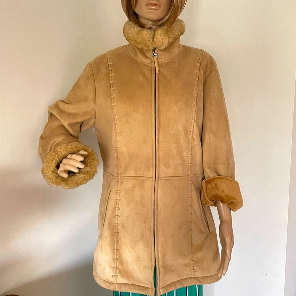 Suede jacket, brown, leather collar and cuffs, two pockets.